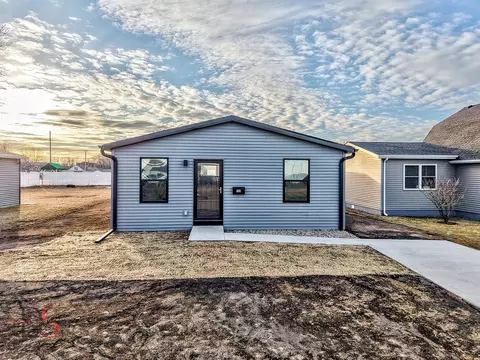 Exterior - 309 19th Ave, Ottawa, IL 61350 photo 2 of 4