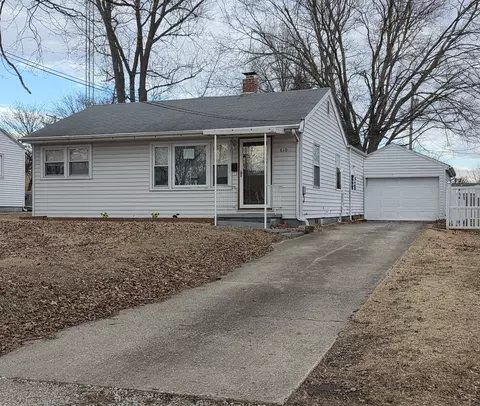 610 Cherry St, Pana, IL 62557
