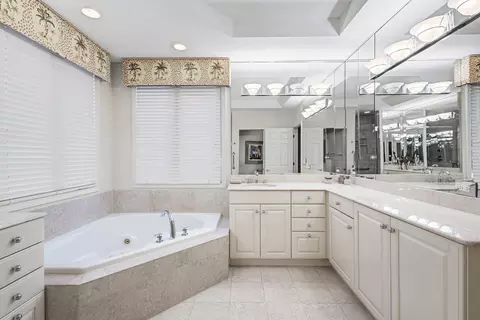 Bath - Undisclosed, Northbrook, IL 60062 photo 1 of 3