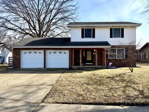 66 Holiday Dr, Clinton, IL 61727