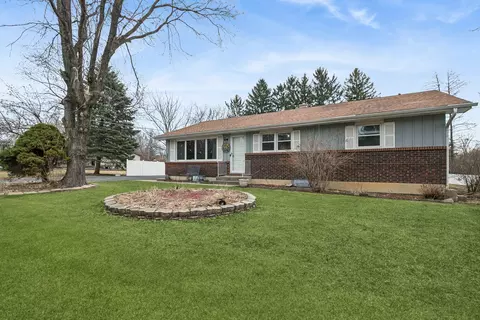 3821 Cheyenne Rd, Gurnee, IL 60031