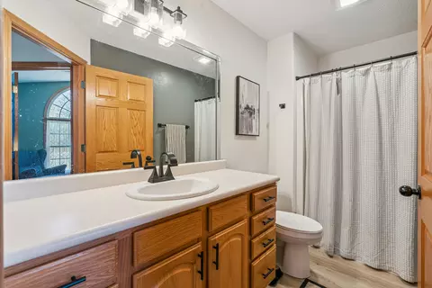 Bath - 728 10th Avenue Ct, Hampton, IL 61256 photo 1 of 3