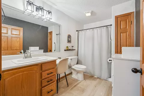 Bath - 728 10th Avenue Ct, Hampton, IL 61256 photo 2 of 3