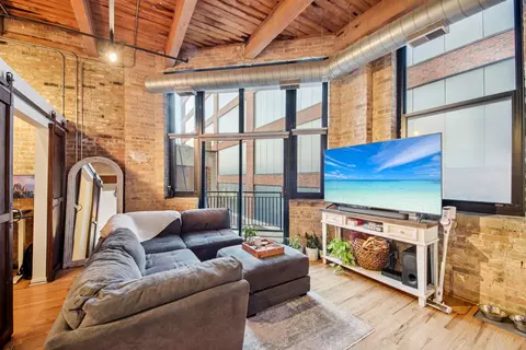 Living - 215 N Aberdeen St #B401, Chicago, IL 60607 photo 1 of 3