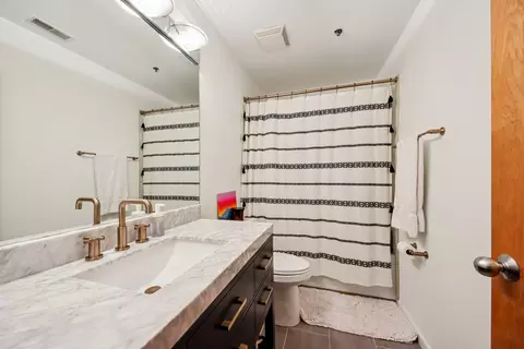Bath - 215 N Aberdeen St #B401, Chicago, IL 60607 photo 2 of 3