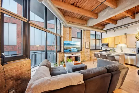 Living - 215 N Aberdeen St #B401, Chicago, IL 60607 photo 2 of 3