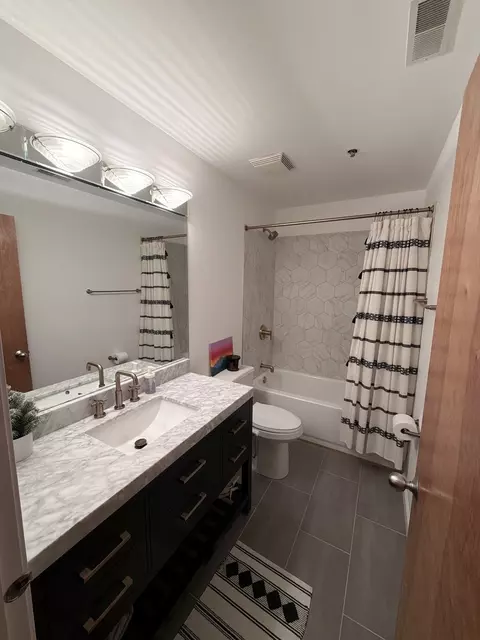 Bath - 215 N Aberdeen St #B401, Chicago, IL 60607 photo 3 of 3
