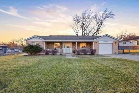 1120 N Bluebonnet Ln, Hoffman Estates, IL 60169