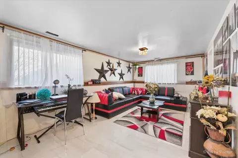 Living - 1182 Concord Dr, Elgin, IL 60120 photo 2 of 3