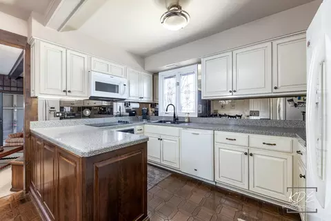 Kitchen - 1127 Thunderbird Ln, Naperville, IL 60563 photo 1 of 3