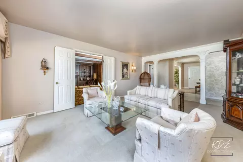 Living - 1127 Thunderbird Ln, Naperville, IL 60563 photo 2 of 5