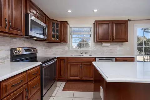 Kitchen - 2884 Three Eagles St, Normal, IL 61761 photo 6 of 8