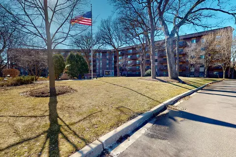 120 Lakeview Dr #110, Bloomingdale, IL 60108