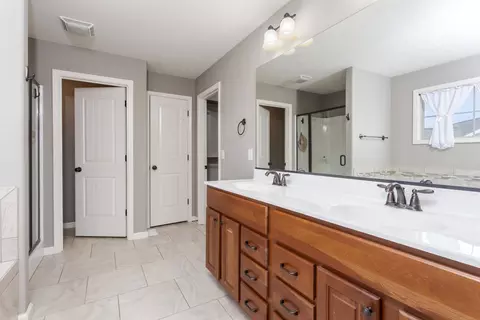 Bath - 2501 Fieldstone Ct, Normal, IL 61761 photo 2 of 5