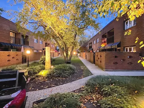 325 N Oak Park Ave #B, Oak Park, IL 60302
