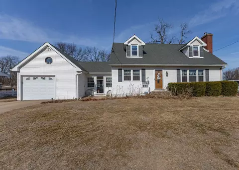 1600 3rd St, Camanche, IA 52730