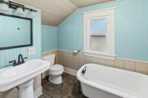 Bath - 527 E 4th St, Centralia, IL 62801 photo 2 of 3