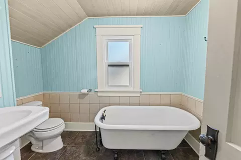 Bath - 527 E 4th St, Centralia, IL 62801 photo 3 of 3