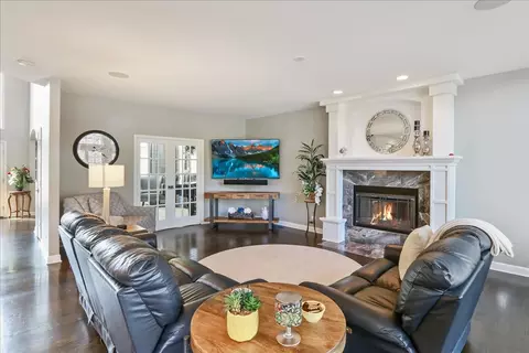 Living - 519 Litchfield Ln, Bartlett, IL 60103 photo 2 of 6