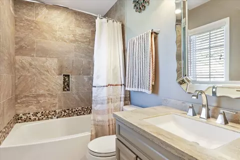 Bath - 519 Litchfield Ln, Bartlett, IL 60103 photo 5 of 8