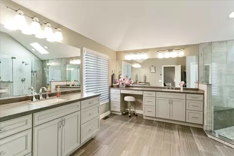 Bath - 519 Litchfield Ln, Bartlett, IL 60103 photo 3 of 8
