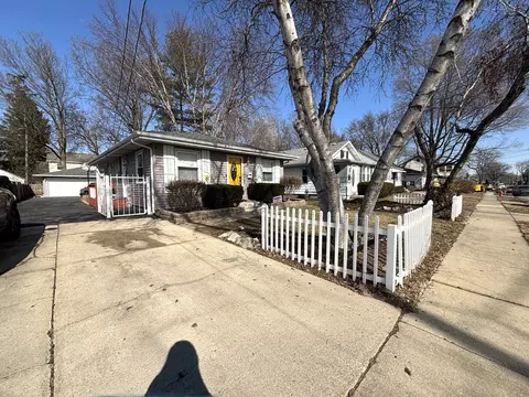 694 Parkway Ave, Elgin, IL 60120