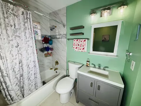 Bath - 694 Parkway Ave, Elgin, IL 60120 photo 1 of 1