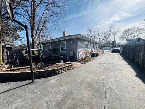 Exterior - 694 Parkway Ave, Elgin, IL 60120 photo 2 of 4