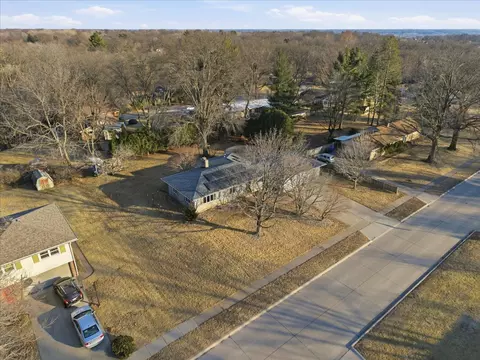 View/Area - 2610 31st St, Moline, IL 61265 photo 2 of 4