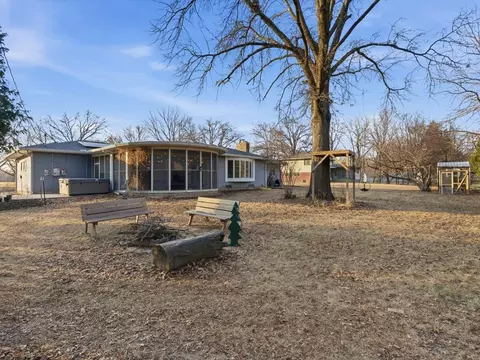Exterior - 2610 31st St, Moline, IL 61265 photo 5 of 8