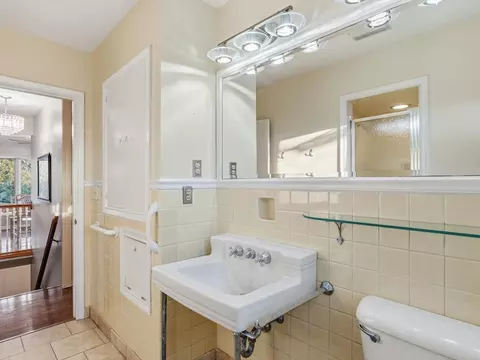 Bath - 2610 31st St, Moline, IL 61265 photo 2 of 4