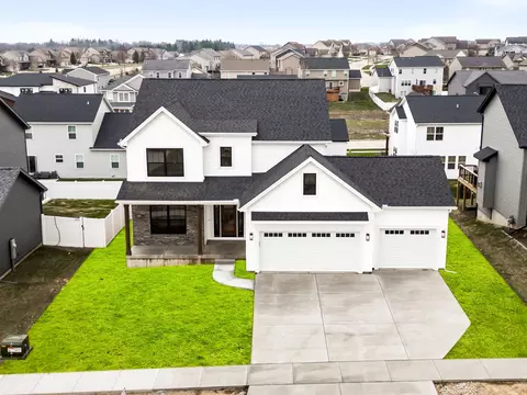 5211 Castlebar Dr, Bloomington, IL 61705