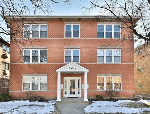 5709 W Lawrence Ave #3W, Chicago, IL 60630