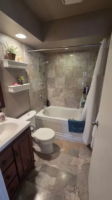 Bath - 846 Brookside Dr, Bartlett, IL 60103 photo 2 of 3