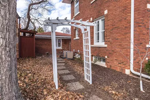 Exterior - 1926 E Oakland Ave, Bloomington, IL 61701 photo 6 of 14