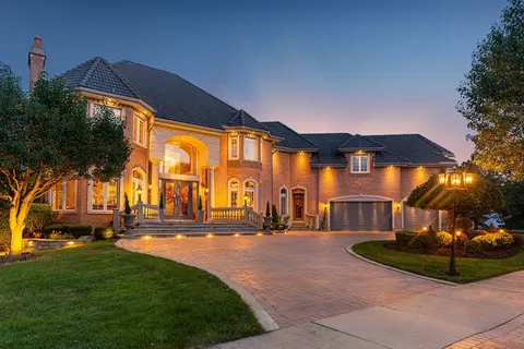 147 Los Lagos Dr, Bloomingdale, IL 60108