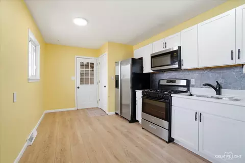 Kitchen - 210 Edgelawn Dr, Plano, IL 60545 photo 2 of 2