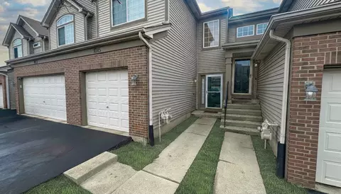 1015 Woodview Ct, Aurora, IL 60502