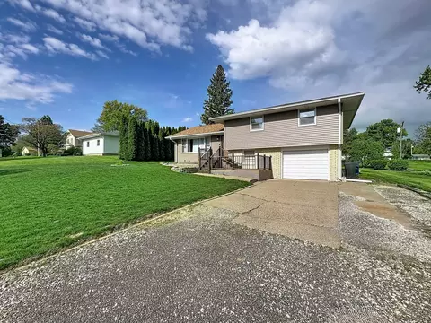 Exterior - 1420 7th St, Orion, IL 61273 photo 3 of 9