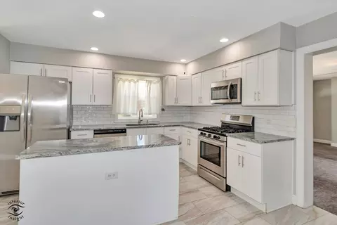 Kitchen - 31 Graymoor Ln, Olympia Fields, IL 60461 photo 1 of 2