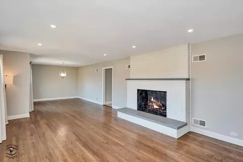 Living - 31 Graymoor Ln, Olympia Fields, IL 60461 photo 2 of 5