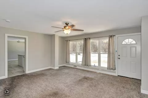 Living - 31 Graymoor Ln, Olympia Fields, IL 60461 photo 4 of 5