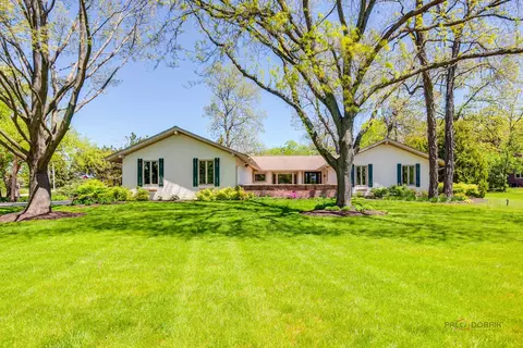 2 Acorn Dr, Hawthorn Woods, IL 60047