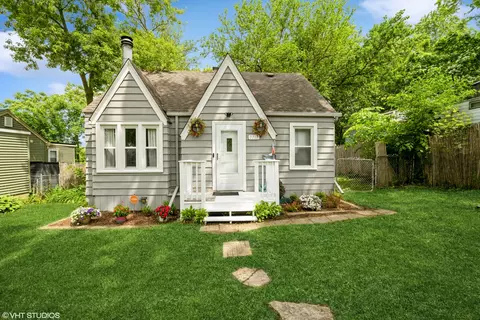 7718 Beach Rd, Wonder Lake, IL 60097