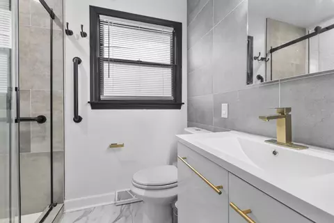 Bath - 2509 207th St, Olympia Fields, IL 60461 photo 2 of 4