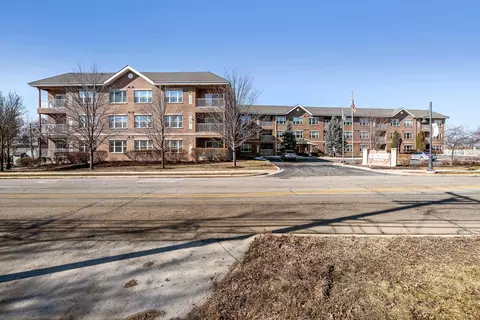 10 N Gilbert St #314, South Elgin, IL 60177