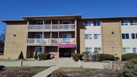 960 Beau Dr #109, Des Plaines, IL 60016