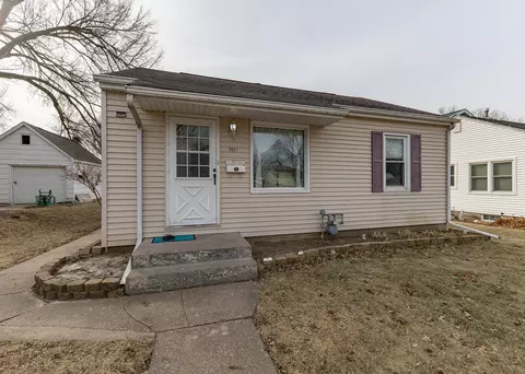 1517 W 38th St, Davenport, IA 52806