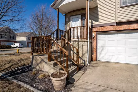 9 Parkshores Dr, Bloomington, IL 61701 photo 2