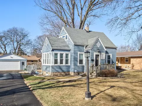 10 N Adams St, North Aurora, IL 60542